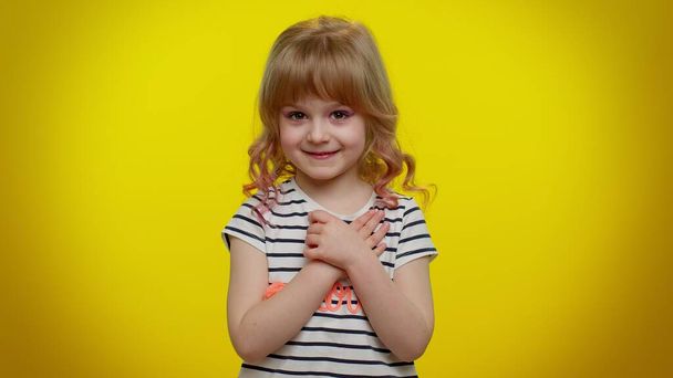 Portrét blonďatého dítěte ukazujícího prstem se sám sebe ptá, komu děkuji, že to nepotřebuju. - Fotografie, Obrázek