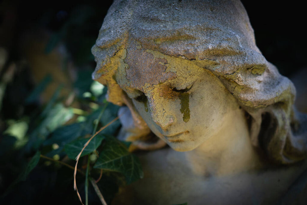 Conceito de morte. Anjo chorando como símbolo de dor, medo e fim da vida humana. Fragmento de uma estátua antiga. - Foto, Imagem