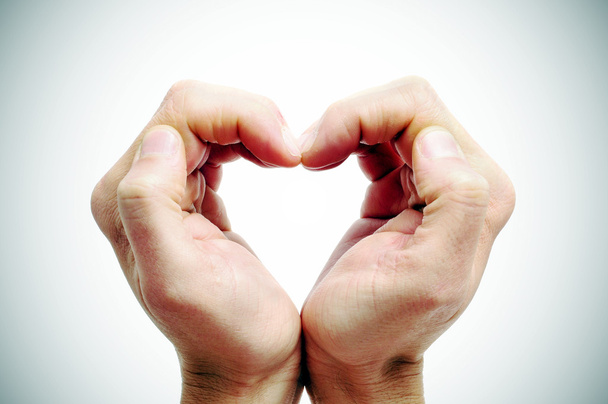 Le mani dell'uomo che formano un cuore
 - Foto, immagini