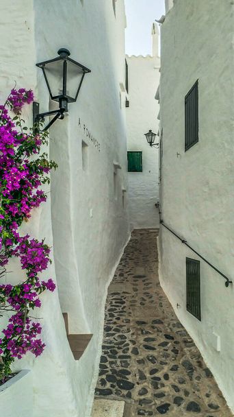 Prázdná úzká ulička v rybářské vesnici Binibeca na Menorce ve Španělsku - Fotografie, Obrázek