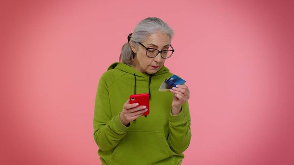 Senior vanha mummo nainen käyttää luottokortteja ja matkapuhelin ostoksia verkossa ostoksia - Valokuva, kuva