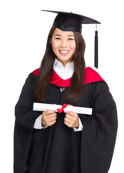 student absolwent dziewczynka gospodarstwa i przedstawienie dyplomu - Zdjęcie, obraz