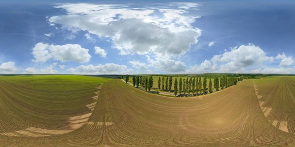 360-Grad-Rundumblick aus der Luft auf braune Felder und Ackerland. - Foto, Bild