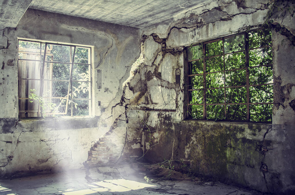opuszczony dom, stary hotel w ruinach - Zdjęcie, obraz