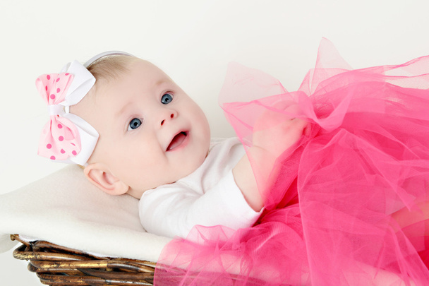 beautiful baby is 6 months in the basket - Foto, Imagen