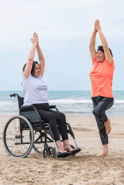 Starší ženy cvičení na pláži po uzamčení: Selektivní zaměření. Zdravotní a cvičební koncepce. - Fotografie, Obrázek