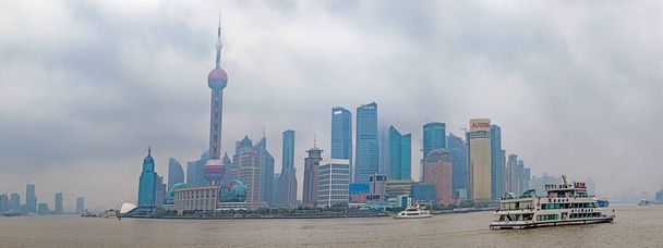 Vista panorâmica de Shanghai Pudong skyline distrito do famoso passeio marítimo o Bund durante o dia com céu nublado - Foto, Imagem