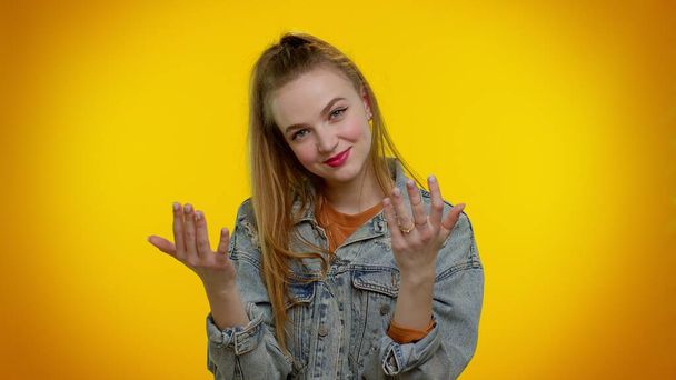 Teen stylový dívka ukazující pozvání gesto s rukama, požádat, aby se připojil, kývající na příchod, vítejte - Fotografie, Obrázek