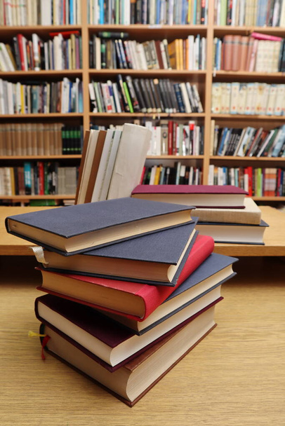 Пачка книг на столе в библиотеке - Фото, изображение