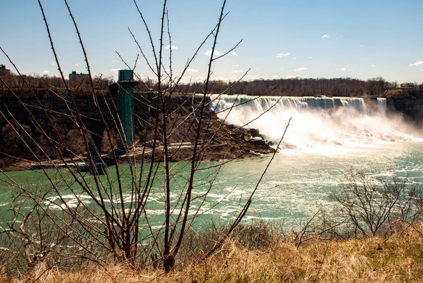 NIAGARA FALLS - De verbazingwekkende Niagara Falls staat bekend om zijn schoonheid en is de verzamelnaam voor drie watervallen die de internationale grens tussen Canada en de Verenigde Staten overschrijden. - Foto, afbeelding