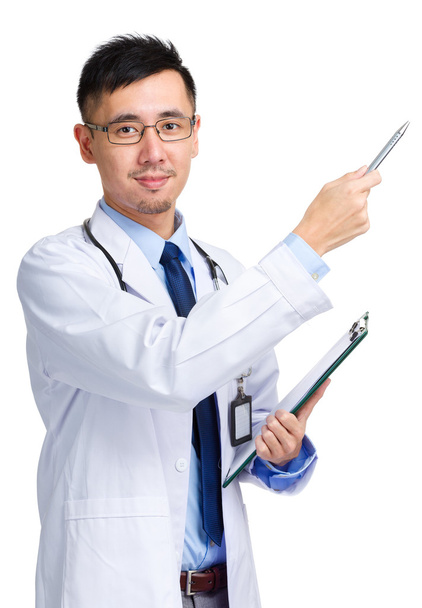 Asiático médico sosteniendo portapapeles y pluma apuntando hacia arriba
 - Foto, Imagen