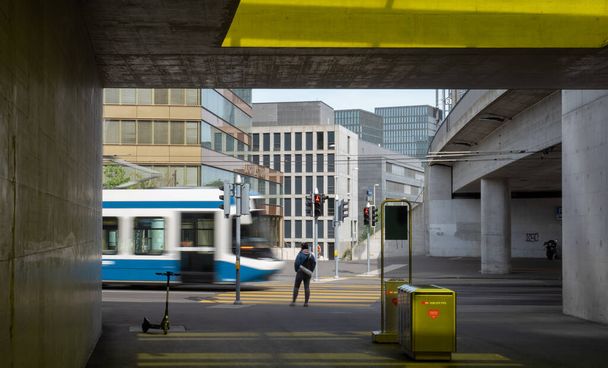 Цюрих, Швейцария - 19 апреля 2020: Интермодальная мобильность на железнодорожном вокзале Oerlikon - Фото, изображение