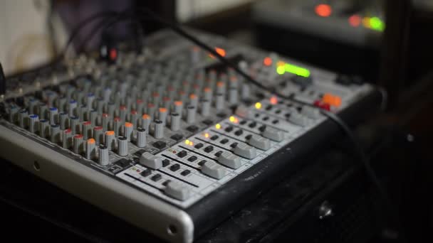 geluidsconsole, mixer, professioneel geluid. Ondiepe focus - Video