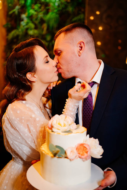 Bride and groom with wedding cake. wedding traditions - Фото, зображення
