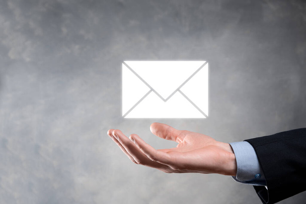 E- posta ve kullanıcı simgesi, imza, sembol pazarlama ya da bülten konsepti, diyagram. E- posta gönderme. Posta ve SMS pazarlama kavramı. İş dünyasında doğrudan satış şeması. E- posta için istemci listesi - Fotoğraf, Görsel