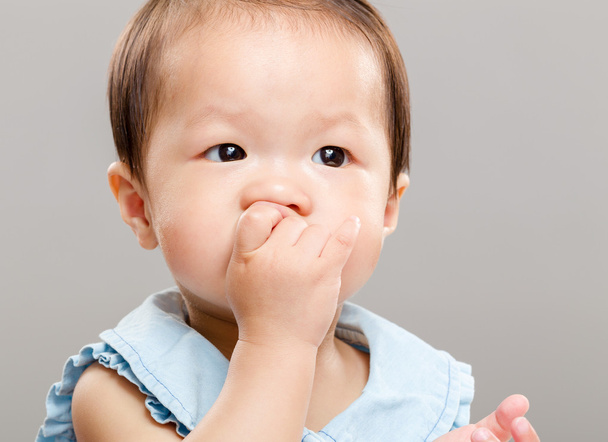 Bebé niña chupando su dedo en la boca
 - Foto, Imagen