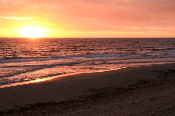 Прекрасний схід сонця на пляжі з рожевими і помаранчевими кольорами в Arenales del Sol, Аліканте, півдні Іспанії. - Фото, зображення