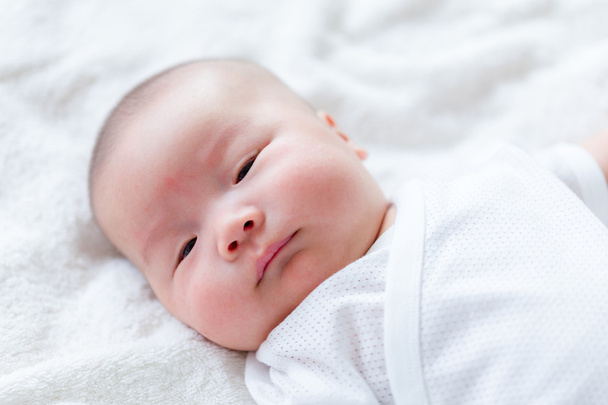 Милый новорожденный ребенок
 - Фото, изображение