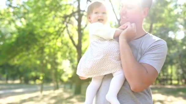 Feliz padre joven pasar tiempo juntos con su pequeña hija al aire libre - Imágenes, Vídeo