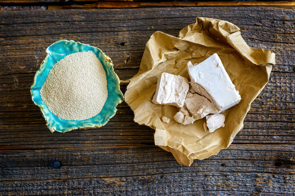 Taze sıkılmış maya ve kuru etkin maya, ekmek ve kek pişirmenin yanı sıra bira üretimi Saccharomyces cerevisiae için kullanılır. - Fotoğraf, Görsel