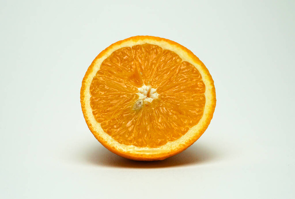 Beyaz arka planda turunçgil meyvesi. - Fotoğraf, Görsel