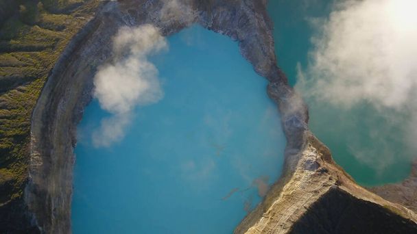Un dron de arriba hacia abajo del volcán Kelimutus lago cráter en Flores, Indonesia. El lago tiene un color turquesa muy fuerte gracias a los minerales en el agua. Fenómeno natural - Foto, imagen