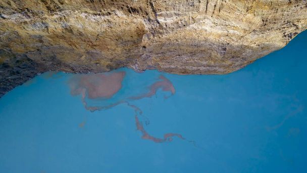 湖底沼の真下に浮かぶ、硫黄堆積物の薄い層。インドネシアの東ヌサトゥンガラ州エンデにあるクレムツ国立公園。選択的フォーカス - 写真・画像