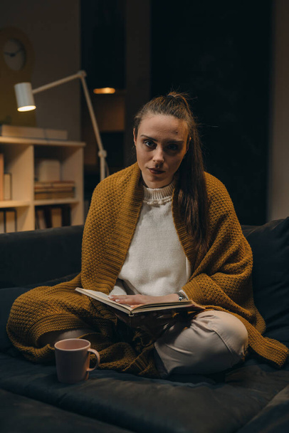 woman reading book at home - Fotografie, Obrázek