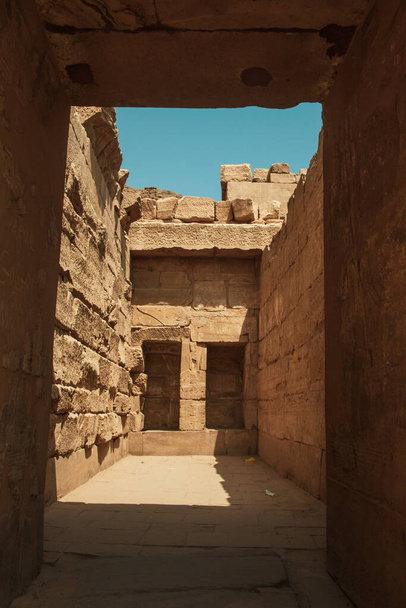 ディール・エル・バハリ(Deir el-Bahari)またはダール・アル・バリ(Dayr al-Bahari)は、エジプトのルクソール市の反対側、ナイル川西岸に位置する霊廟や墓群の複合体である。 - 写真・画像