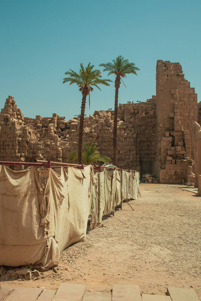 ディール・エル・バハリ(Deir el-Bahari)またはダール・アル・バリ(Dayr al-Bahari)は、エジプトのルクソール市の反対側、ナイル川西岸に位置する霊廟や墓群の複合体である。 - 写真・画像