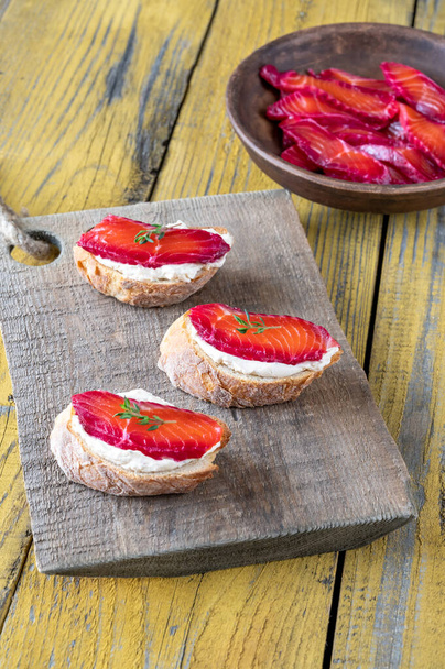 Sandwiches con queso crema y salmón curado con remolacha - Foto, imagen