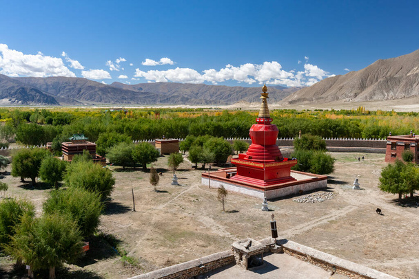 Буддийская ступа в монастыре Самье в Тибетском автономном районе Китая. Хотя это место датируется 763 годом н.э., Самье был разрушен во время Культурной революции, а затем восстановлен в 1988 году. Полное название Samye Mighur Lhundrub Tsula Khang. - Фото, изображение