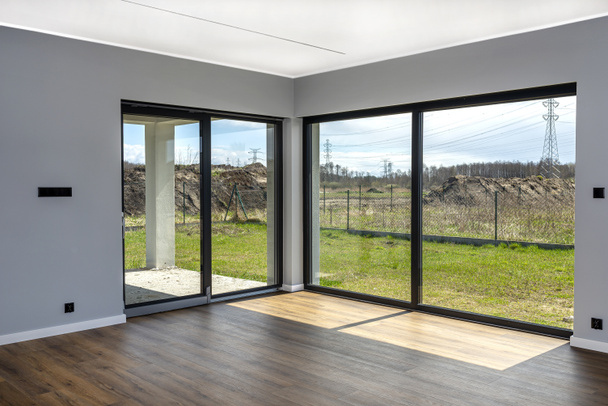 Large terrace windows overlooking the garden, the view from inside the living room on the floor are vinyl panels. - Photo, Image