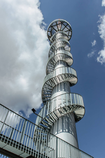 Mirador Torre en Sibenik Hill, cerca de Novy Hradek pueblo, Águila, Orlicke, Montañas, República Checa.Columna de la central eólica original se utilizó como la base de la torre de observación - Foto, Imagen