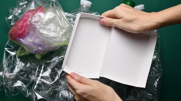 POV trhat a skládat kartónové krabice příprava k recyklaci - Fotografie, Obrázek