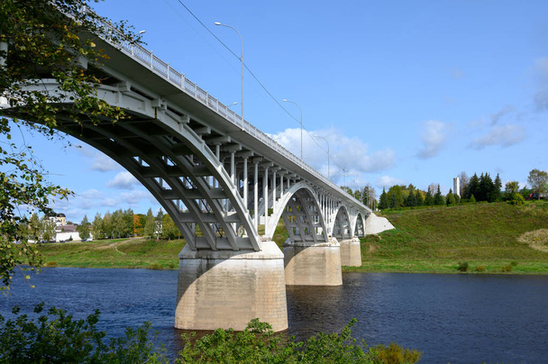 Άποψη του ποταμού Βόλγα και της οδικής γέφυρας, Σταρίτσα, περιοχή Τβερ, Ρωσική Ομοσπονδία, 20 Σεπτεμβρίου 2020 - Φωτογραφία, εικόνα