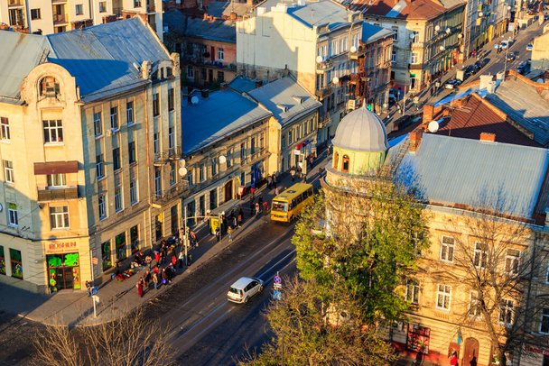 聖教会の鐘楼からのリヴィウ市の眺め。オラとエリザベス。ウクライナのラヴォフの街並み - 写真・画像