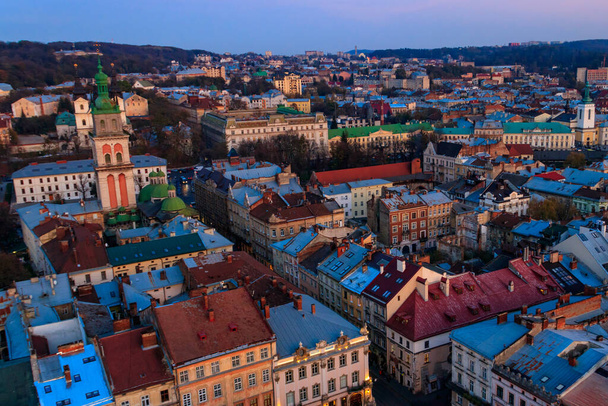 Αεροφωτογραφία της εκκλησίας της Κοίμησης της Θεοτόκου και ιστορικό κέντρο της Lviv, Ουκρανία. Στο αστικό τοπίο του Ιβοβ. Θέα από το Δημαρχείο του Lviv - Φωτογραφία, εικόνα