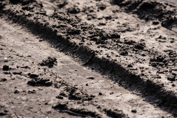 a sáros út száraz a napon, és érdekes mintát és lenyomatokat játszik - Fotó, kép