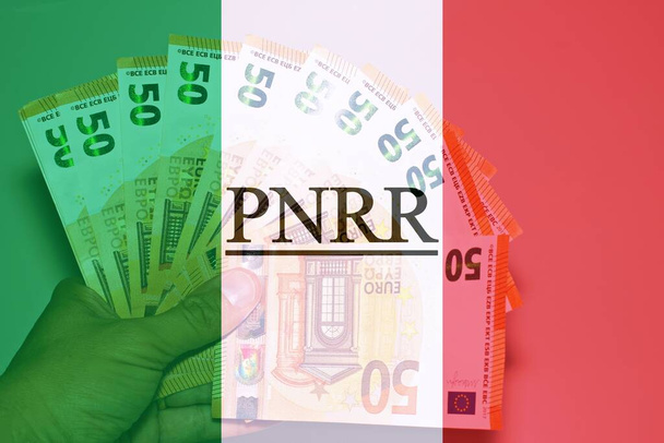 Bandeira italiana com o sinal "Pnrr", conceito de uma nova reorganização - Foto, Imagem