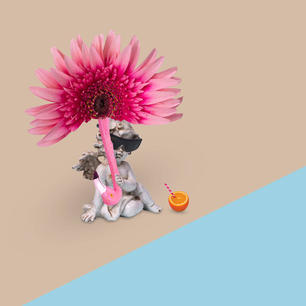 Criativa ideia divertida mínima com um anjo feliz em óculos de sol com guarda-sol de flor e flamingo, desfrutando na praia. Design de arte pop engraçado. Conceito criativo de férias, viagens e diversão. - Foto, Imagem