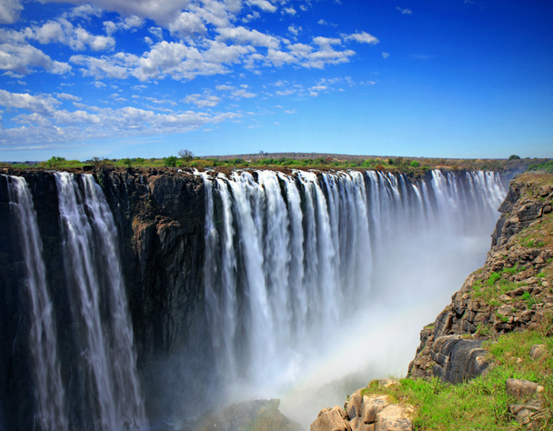ジンバブエの側からの強力なビクトリアの滝 - 写真・画像