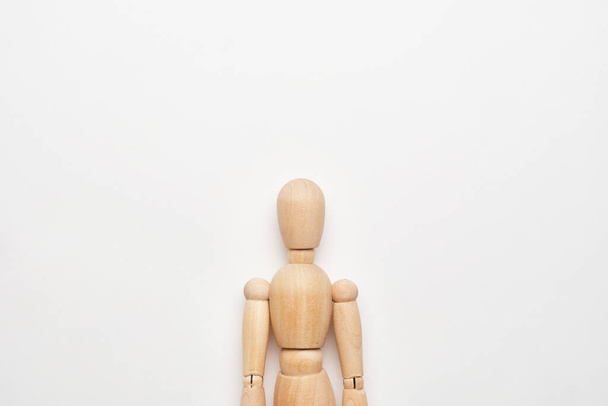 Busto de una muñeca de madera sobre un fondo blanco con espacio para copiar. - Foto, imagen