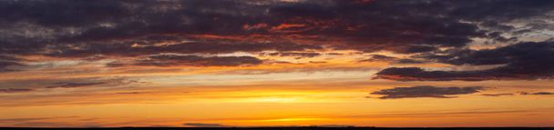 Akşam günbatımı. Panorama. Görkemli Fırtına Bulutları. Trajik kasvetli gökyüzü. - Fotoğraf, Görsel