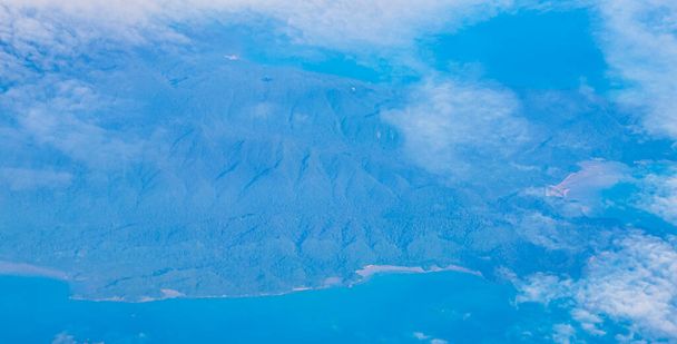Flying over Thailand panoramic view of the beautiful islands coastal beaches turquoise waters and clouds. - Foto, Imagen