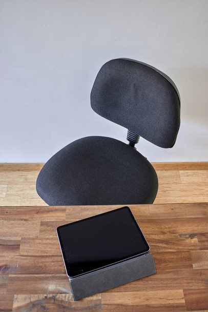 Une photo de studio d'une chaise de bureau noire - Photo, image