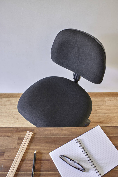Egy stúdiókép egy fekete irodai székről. - Fotó, kép