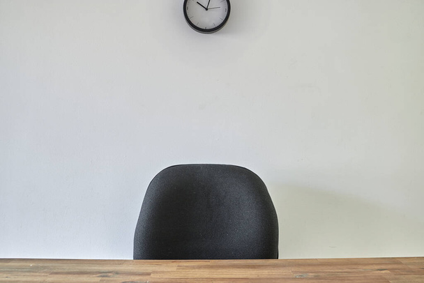 Ein Studiofoto eines schwarzen Bürostuhls - Foto, Bild
