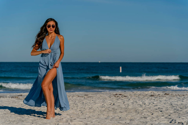 Ein schönes Mixed-Race-Bikini-Model genießt das Wetter draußen am Strand - Foto, Bild