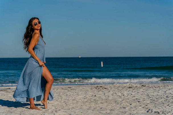 Ein schönes Mixed-Race-Bikini-Model genießt das Wetter draußen am Strand - Foto, Bild